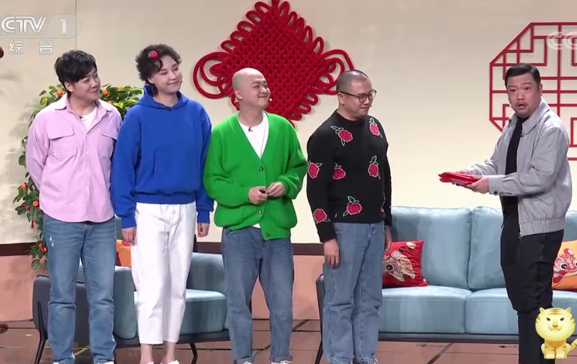 如何评价贾冰沙溢包贝尔等在2022春晚表演的发红包