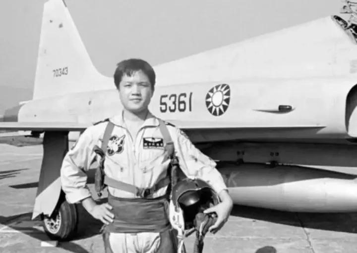 1981年,台湾王牌飞行员黄植诚驾驶战斗机起义,我军奖励了什么? - 知乎