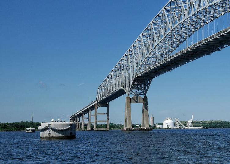 美国一桥梁因遭货船撞击坍塌,有车辆和人员落水,具体情况如何? - 知乎