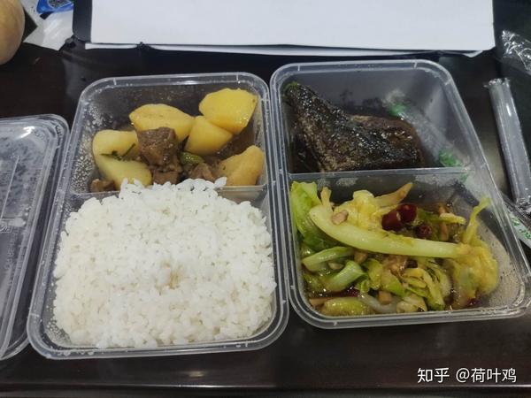 桌子饭菜,周六只能在食堂大餐厅打菜,周日的话就只能吃食堂打包的盒饭