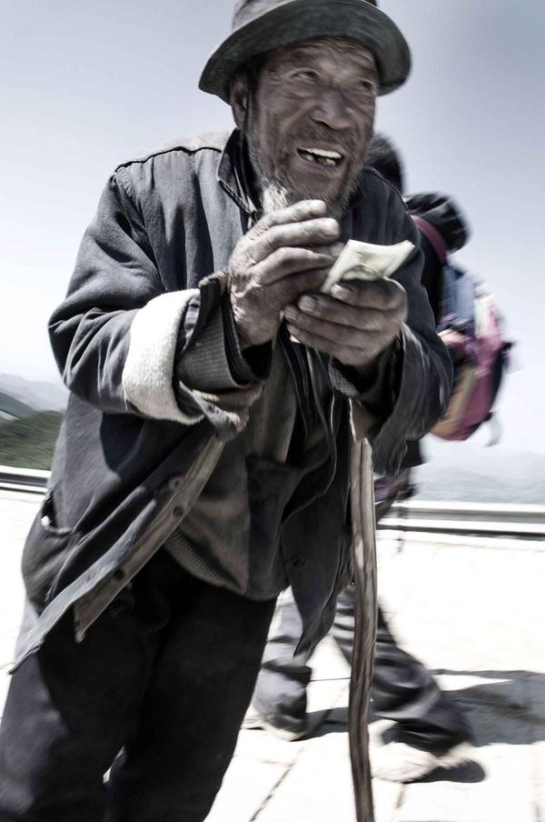 路过一个乞丐,随手盲拍的一张.