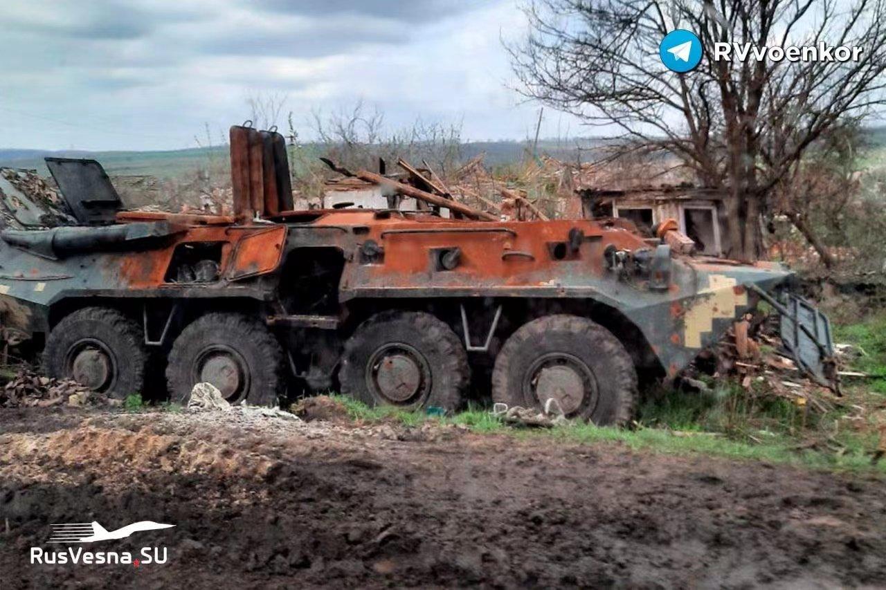 在近日双方激战的伊久姆附近,乌军一辆btr-80被完全摧毁.