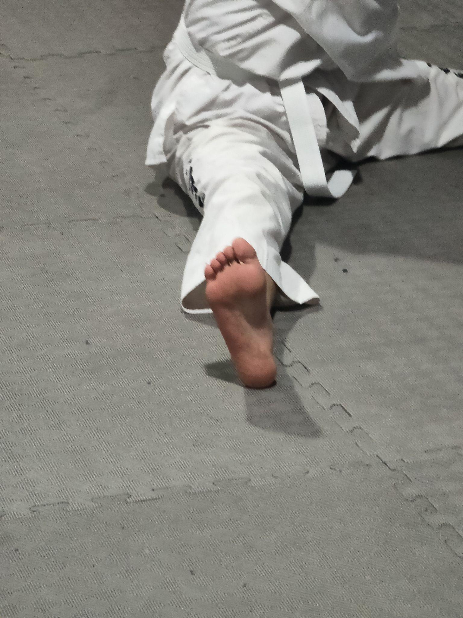 为什么跆拳道协会里的黑带师姐,前脚掌都鼓起一块硬硬的东西? - 知乎