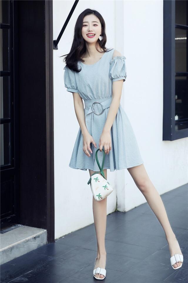 女生滑肩适合什么样的衣服