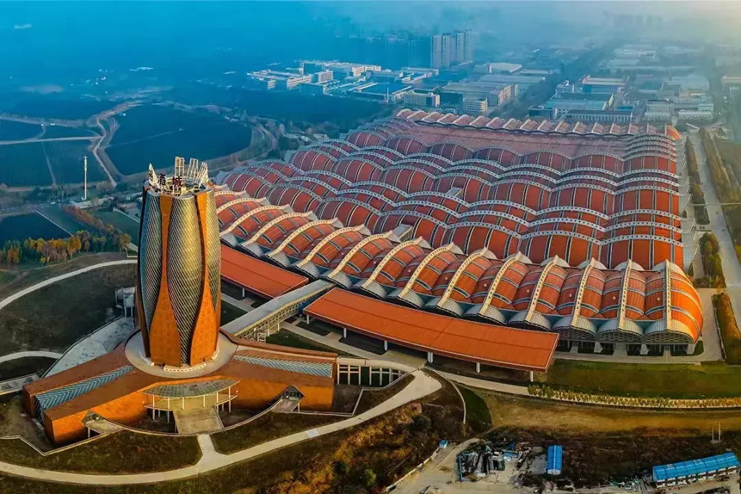 秋末冬初的张裕国际葡萄酒城生产中心,像高科技的电影大片,又如一幅