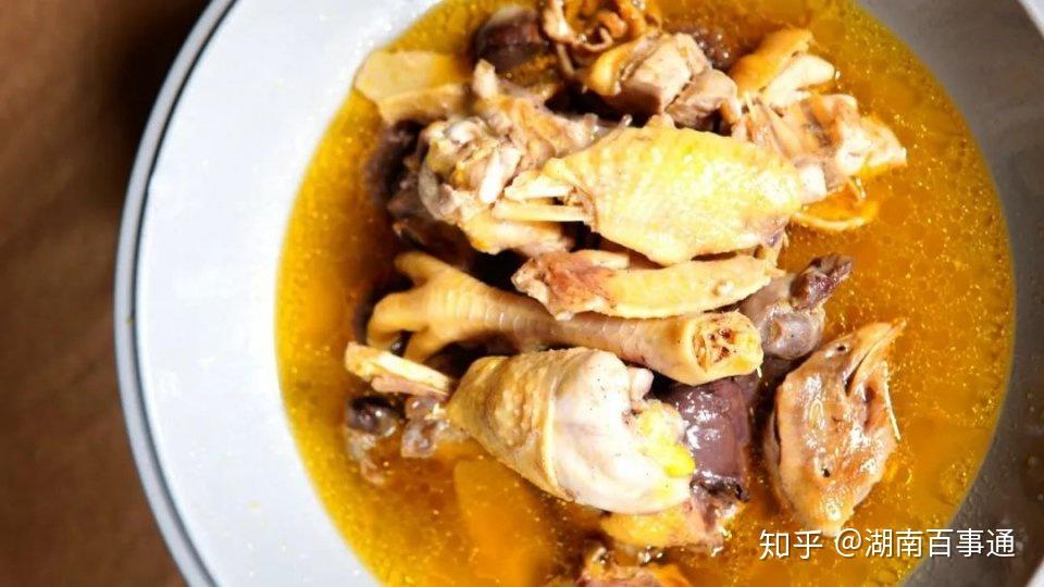 "䅟子粑蒸土鸡"是一道养生菜,穇子是禾本科穇属植物,营养价值高于水稻