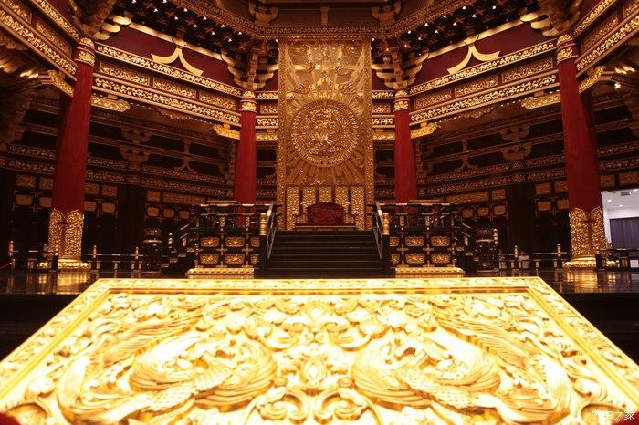 武则天为标新立异,在紫微宫乾元殿的基址上建造明堂.