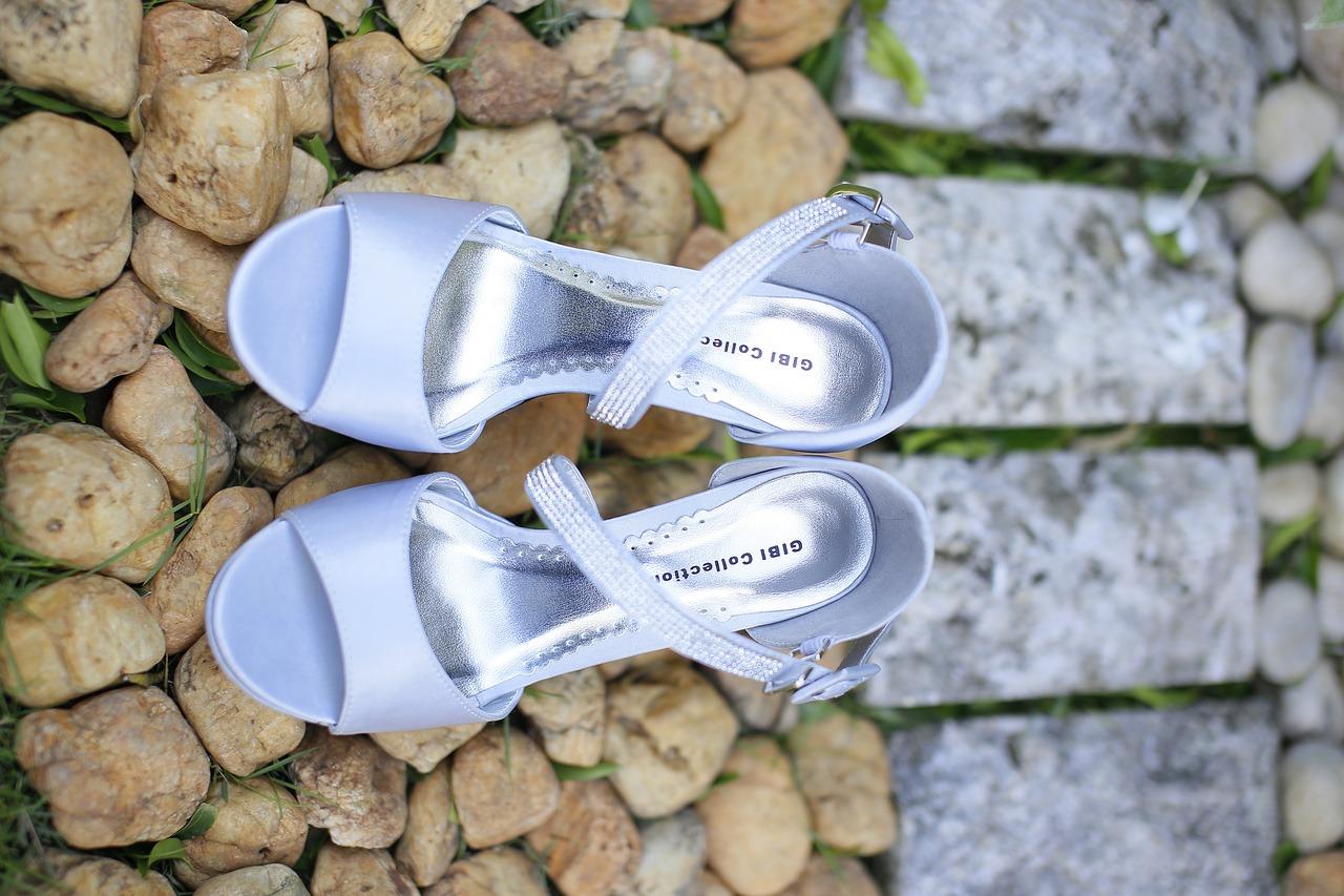 4. 搭配简约凉鞋