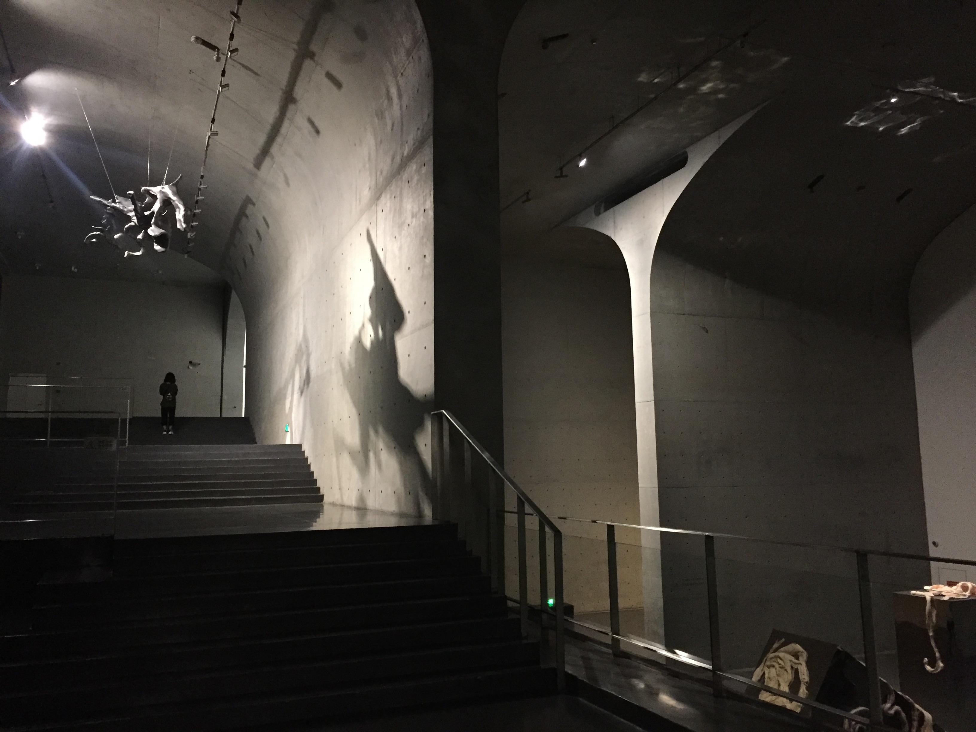 又相互分离的墙体布置,高度不一的结构留下的空洞形成空间的层层渗透