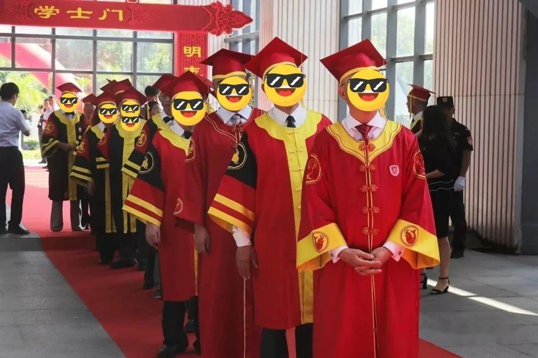 毕业典礼)如今偏好的是云肩,马面裙等,近年看到的对于学位服的设计或