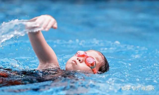孩子学游泳并不是越早越好小孩子到底几岁学习游泳最好呢