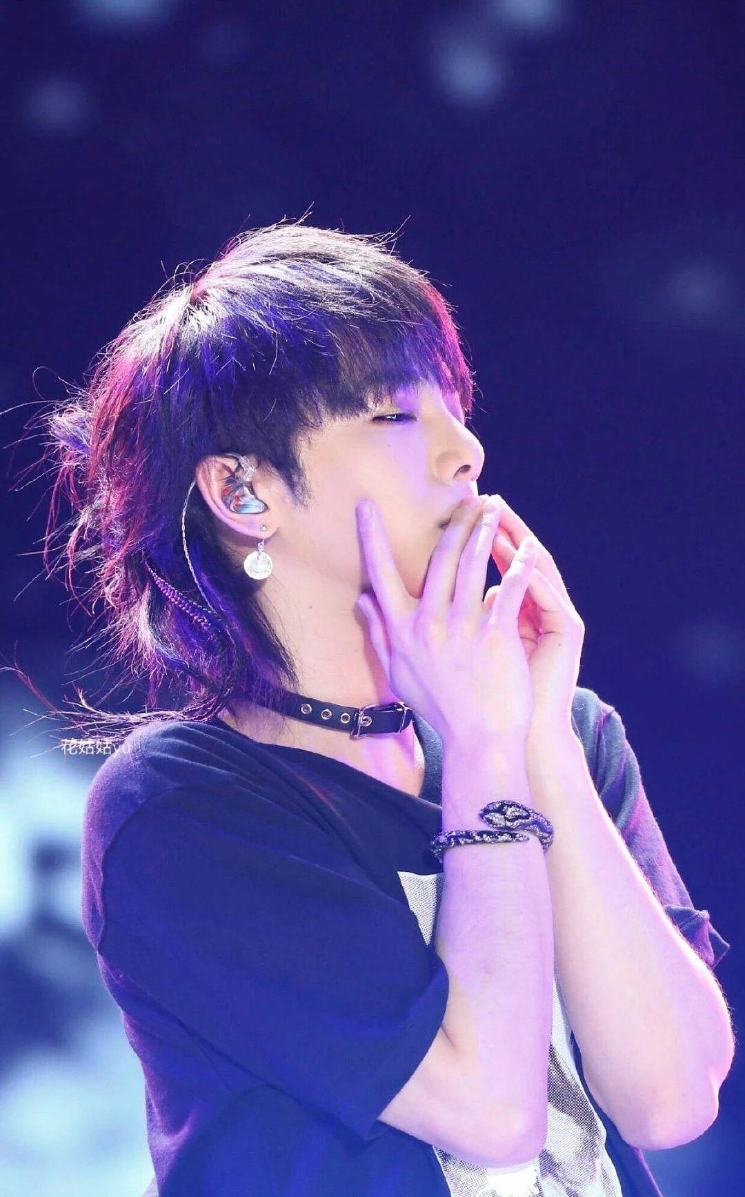 有没有华晨宇的高清图片有笑容更好卷儿美人更好