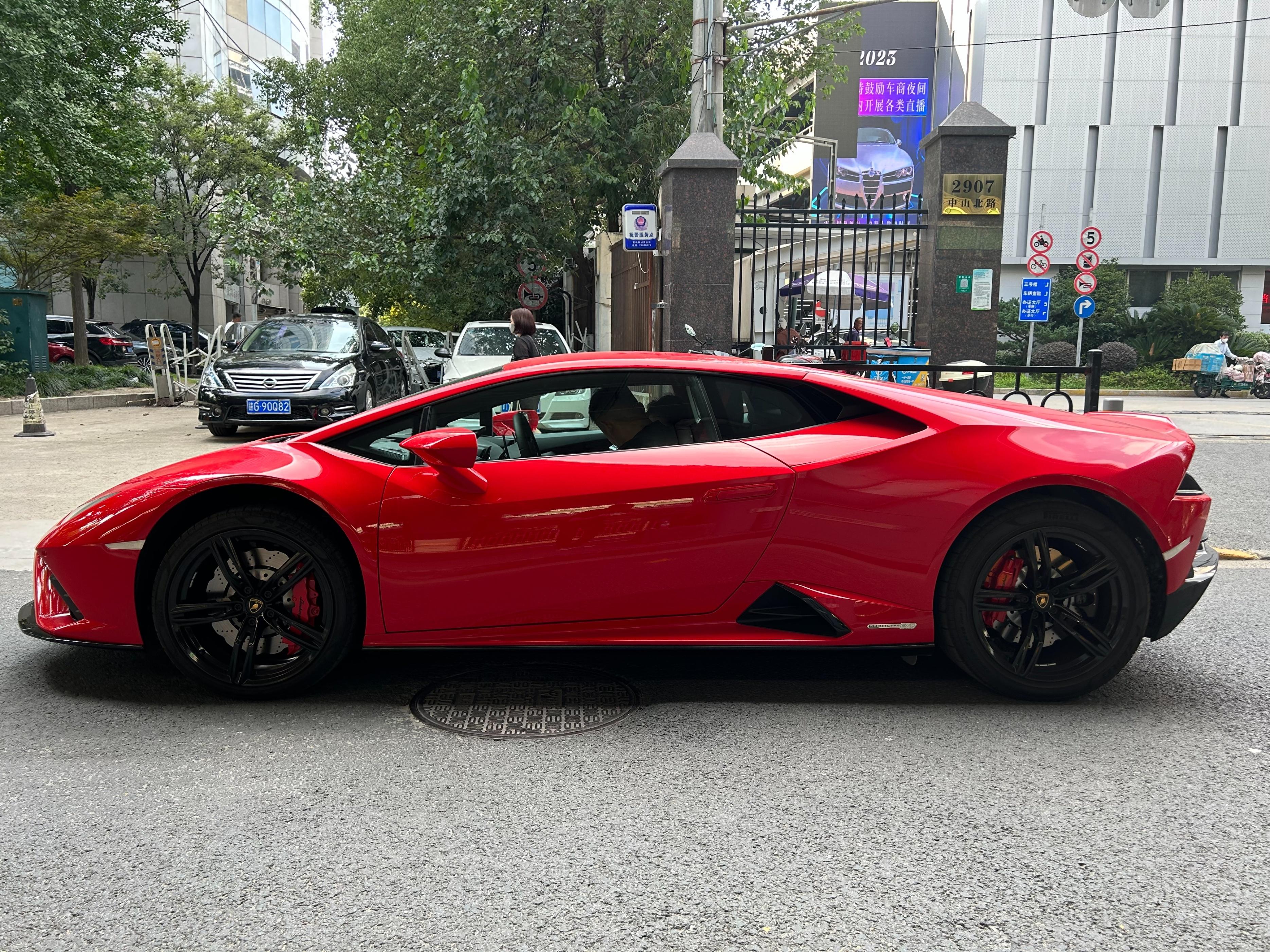 240多万买了台红色兰博基尼小牛只跑了2400多公里值吗