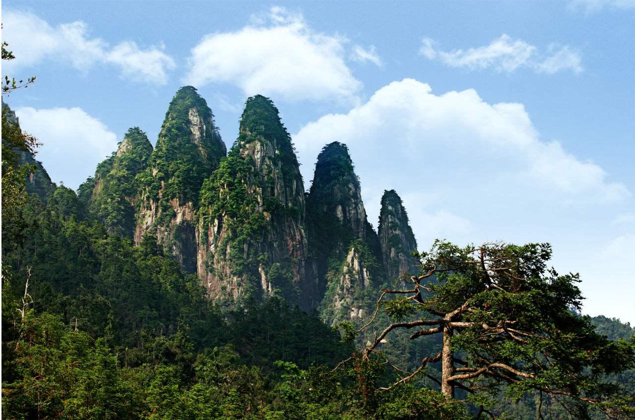 保亭位置:海南岛中部,保亭是三亚北端的一个宜居小县城,处于牛岭以南.