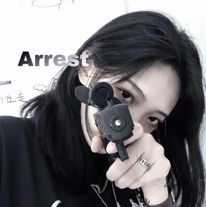 请问有哪位仙女有带枪的头像么最好是美女和枪