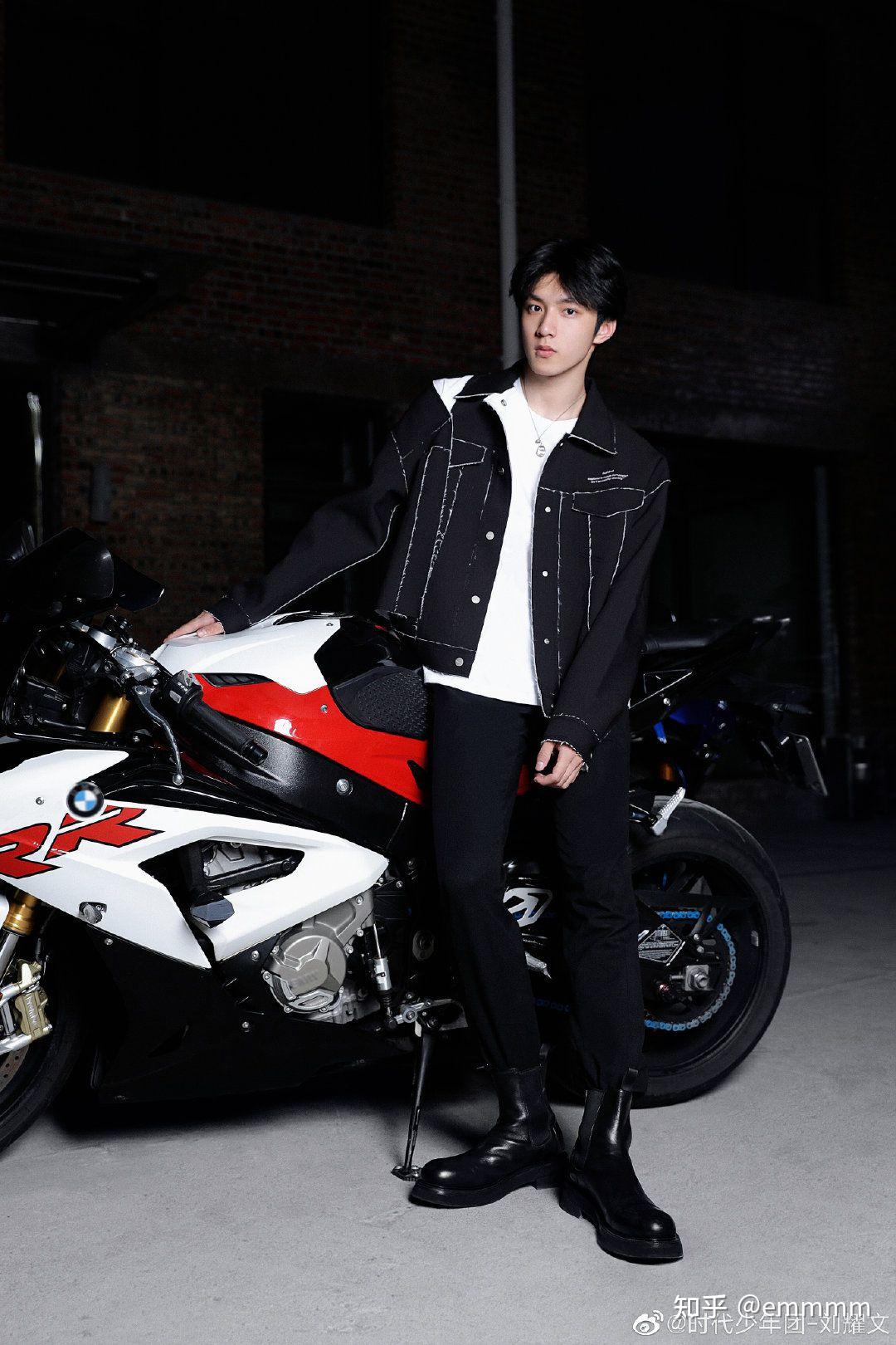 求刘耀文全身正脸高清图? - 知乎