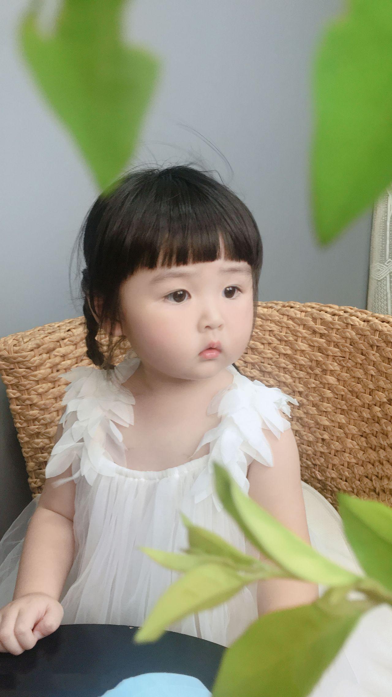 拜托拜托 这个超可爱 翻白眼的小女孩表情包是谁?