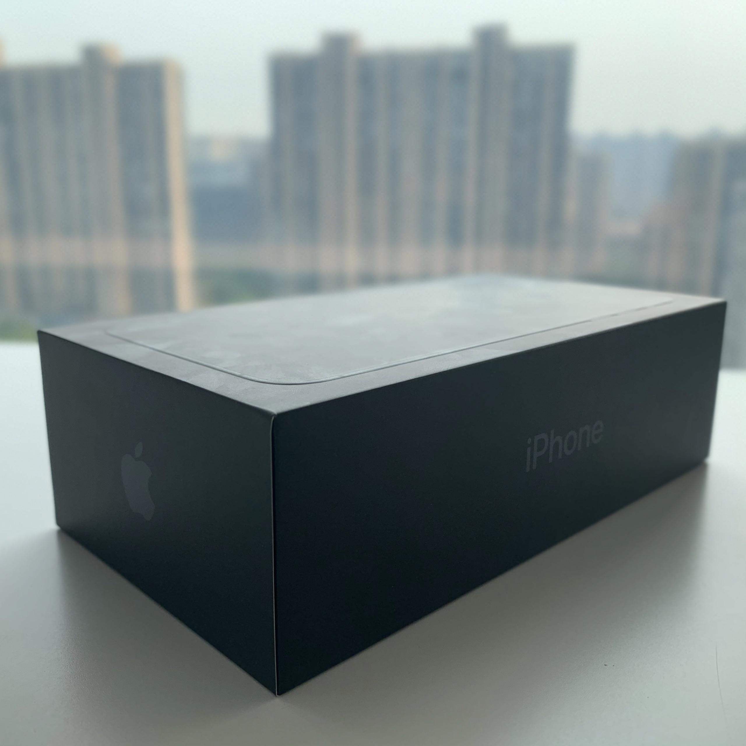 iphone 11 pro 系列外包装采用黑色的包装,与 iphone 11 pro 同等大小