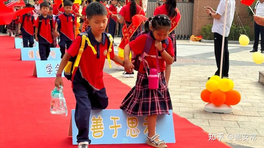 阜南县第三小学举行"初心向阳,共赴未来"的一年级新生入学仪式