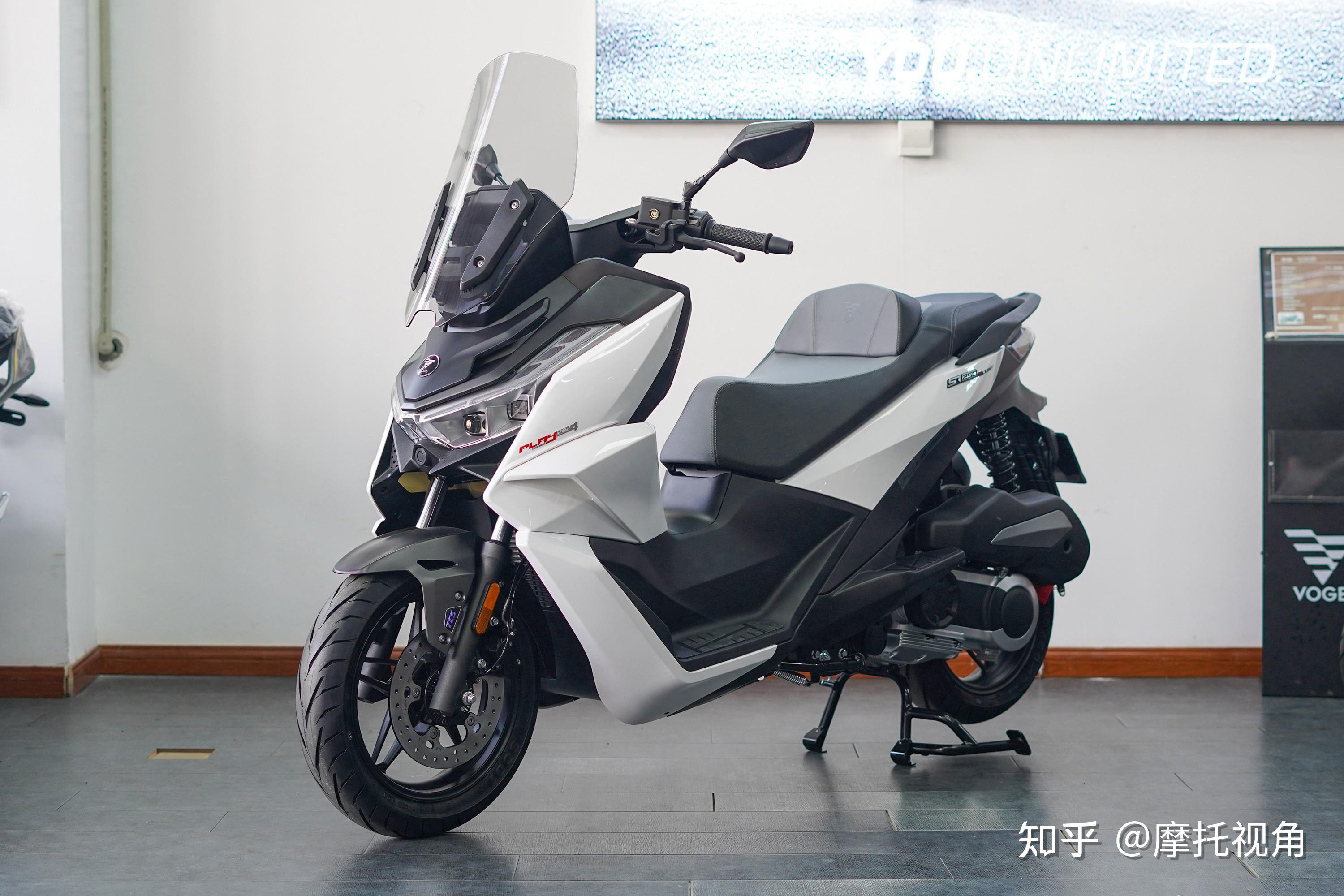 摩托车小白,市区代步入门用春风250sr还是豪爵铃木gsx250r?