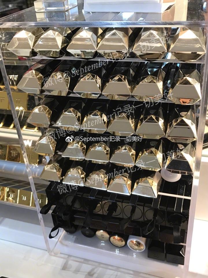 女生拥有摆满化妆台的大牌护肤品是种怎样的体验