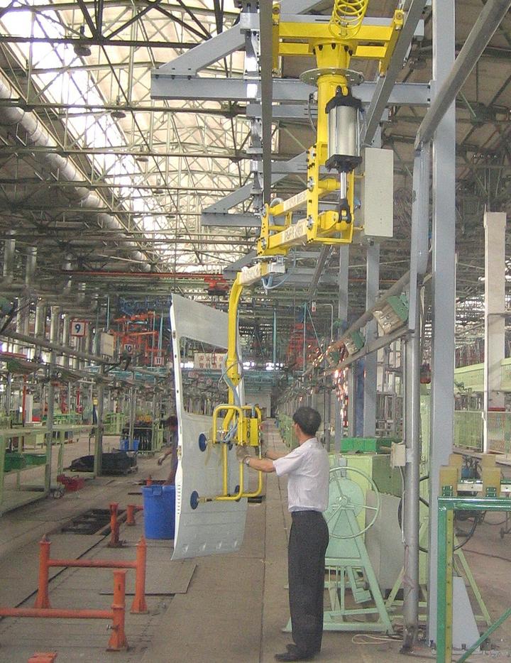 商用车总装之厢卡装门机械手