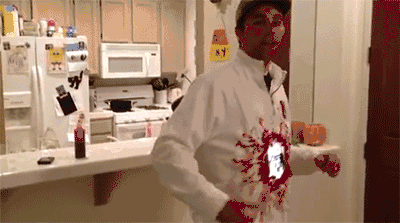 如果你瞧见这么一个被开肠破肚的男人,  切记别急着拨打120.