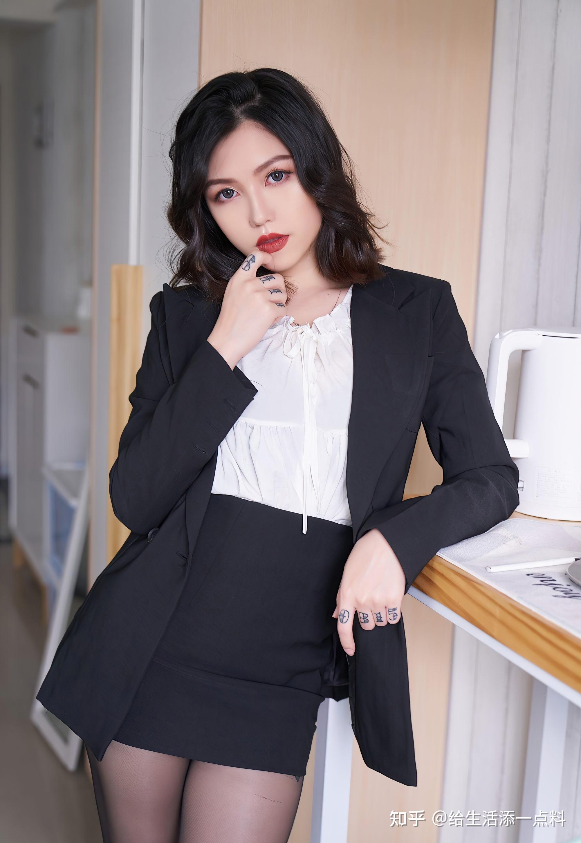 长发美女黑白配色职业装让掩不住她那高贵冷艳的气质魅力十足