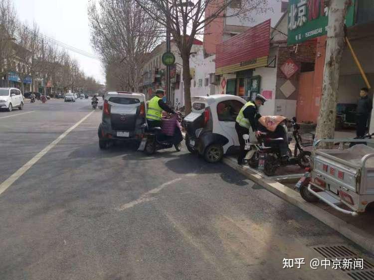 在魏州路等人流量较大的商业街区,为防止车辆拥堵,魏县交警大队安排