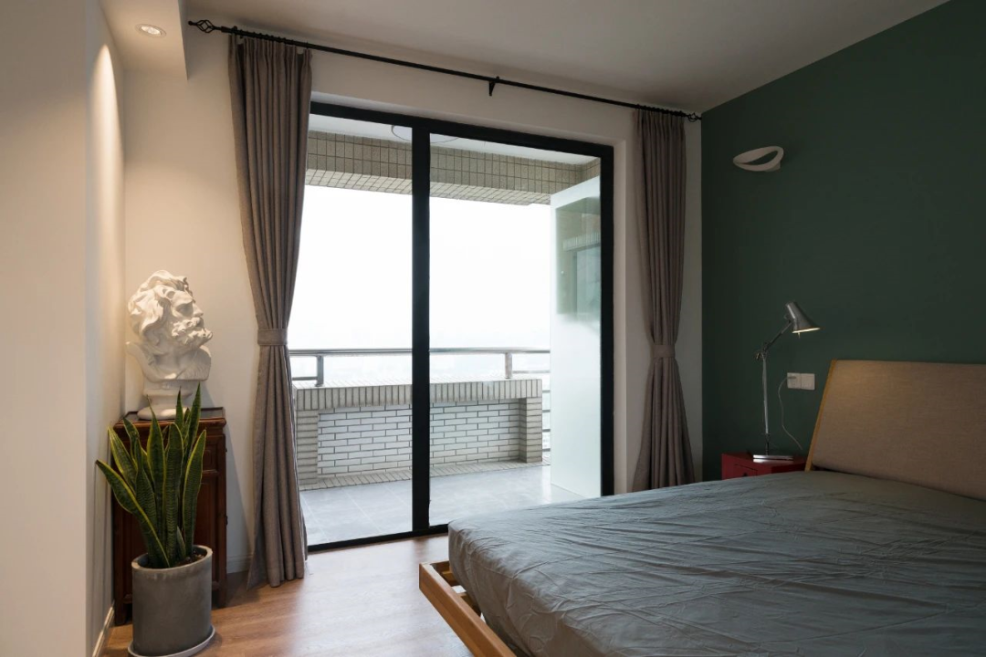 如果不打算把这个阳台封闭起来的话,那么卧室与阳台之间的落地推拉门