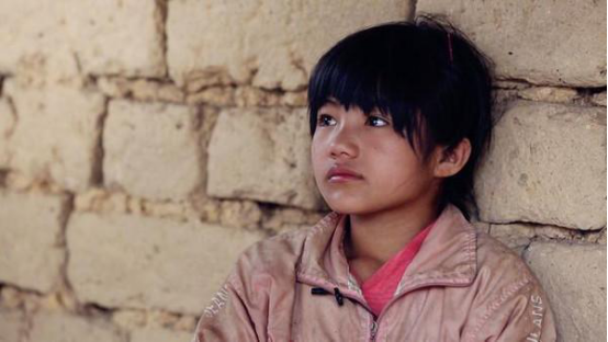 变形记农村女孩李勒优因太漂亮被收养如今美成小杨丞琳