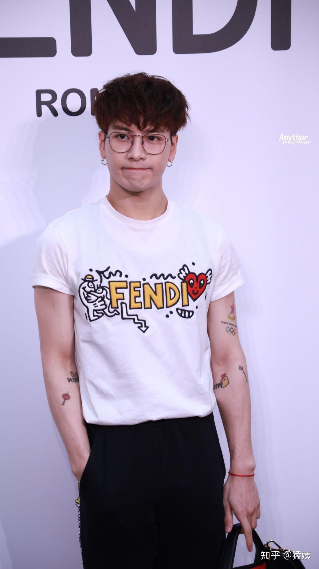 最近看到很多人说王嘉尔纹身了到底是真是假