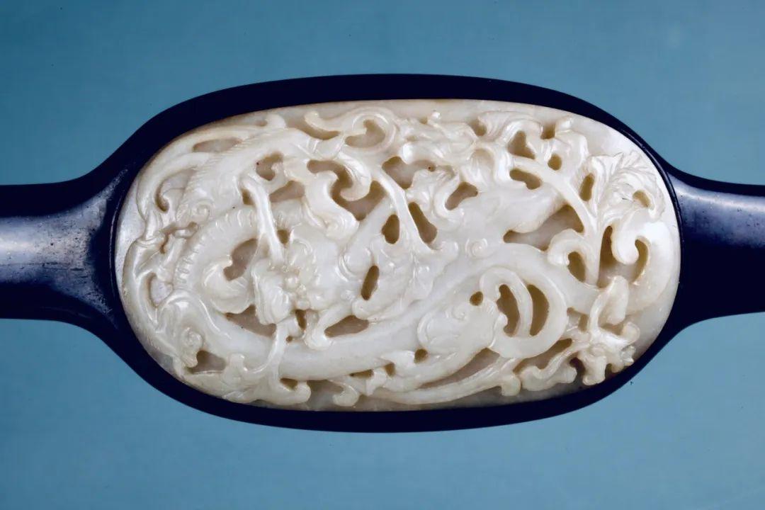 玉如意,带扣,带钩等均有龙纹装饰文物位于玉器展示区域线索:开疆戍边