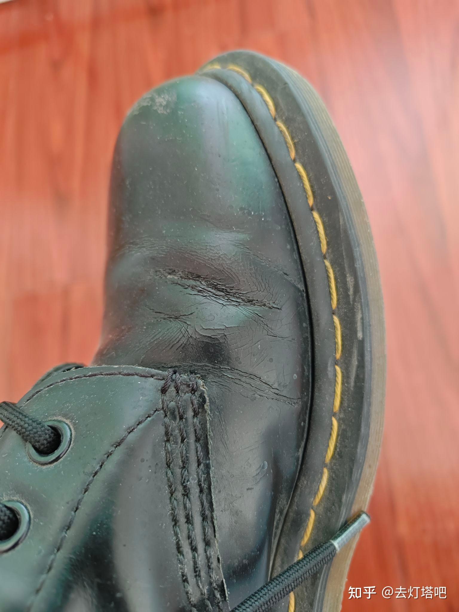 马丁靴裂皮咋办呀不是折痕