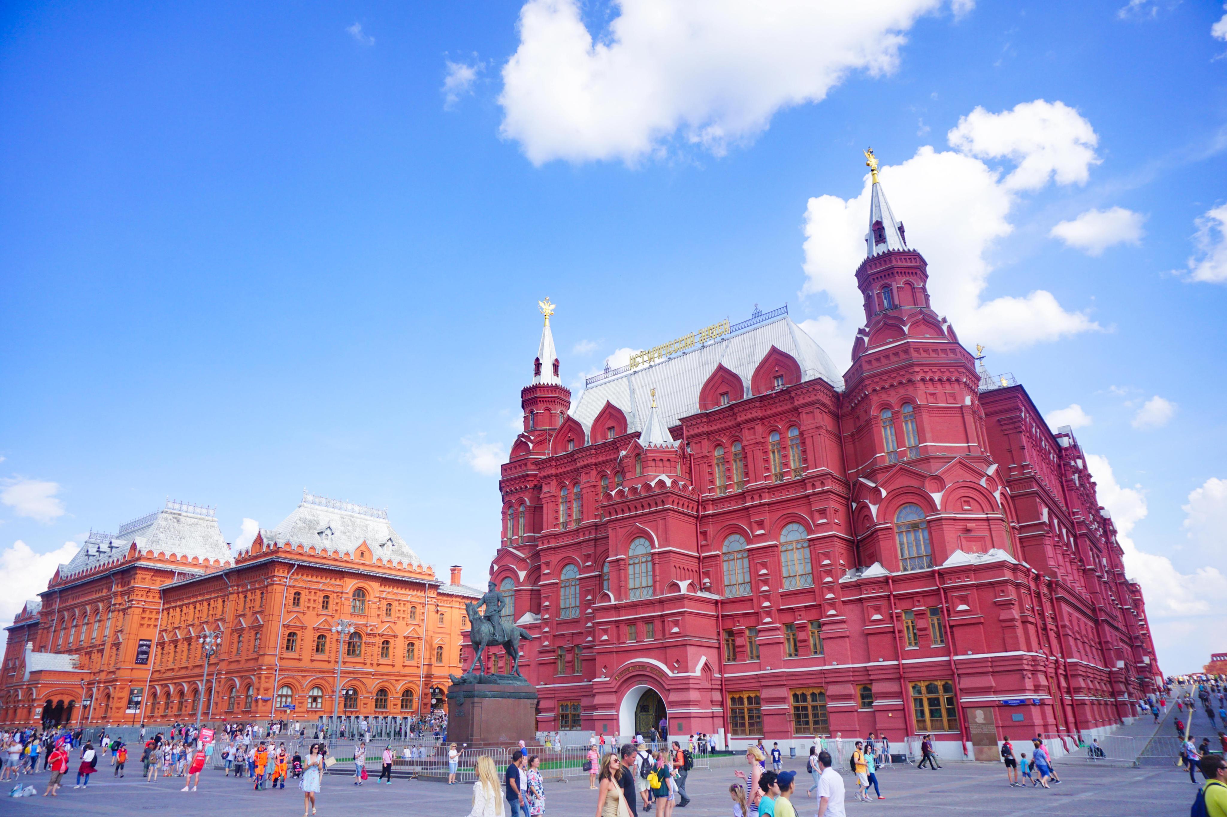 莫斯科被誉为森林中的首都,拥有众多的名胜古迹和优美的城市规划