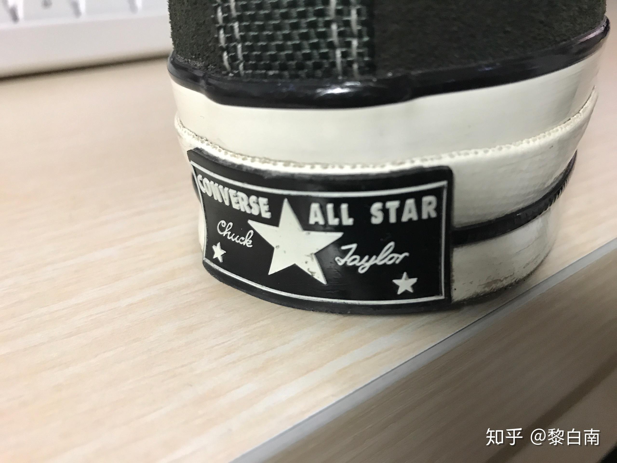 匡威1970s酒红后跟的标上的字是凸出来的吗?