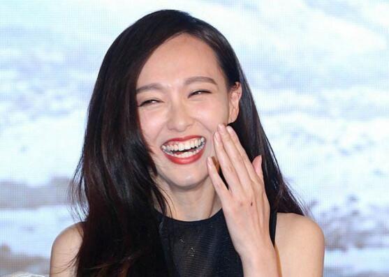 为什么唐嫣演技差只会傻白甜拍戏吃口香糖带美瞳很多人提出来她没有想
