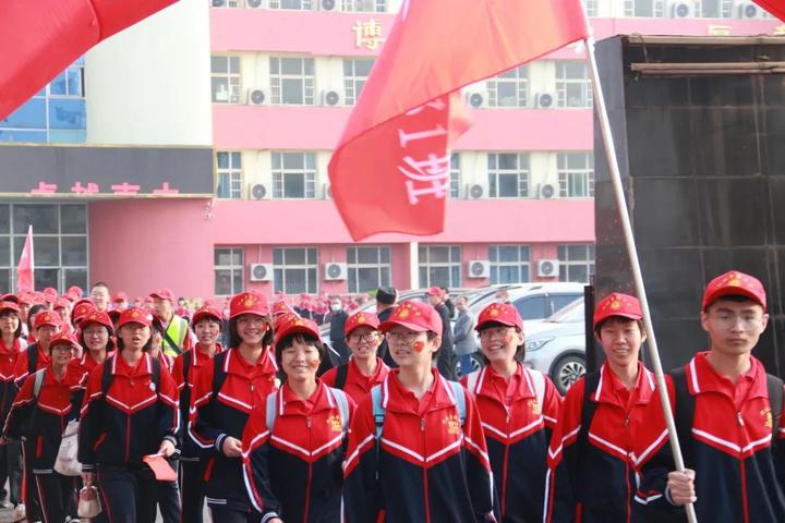 河北衡水:弘扬长征精神,枣强中学举行远足活动