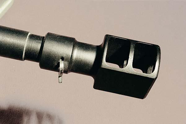 为减轻后坐力,炮口安装有双室炮口制退器,这也是2a42自动炮非常明显的