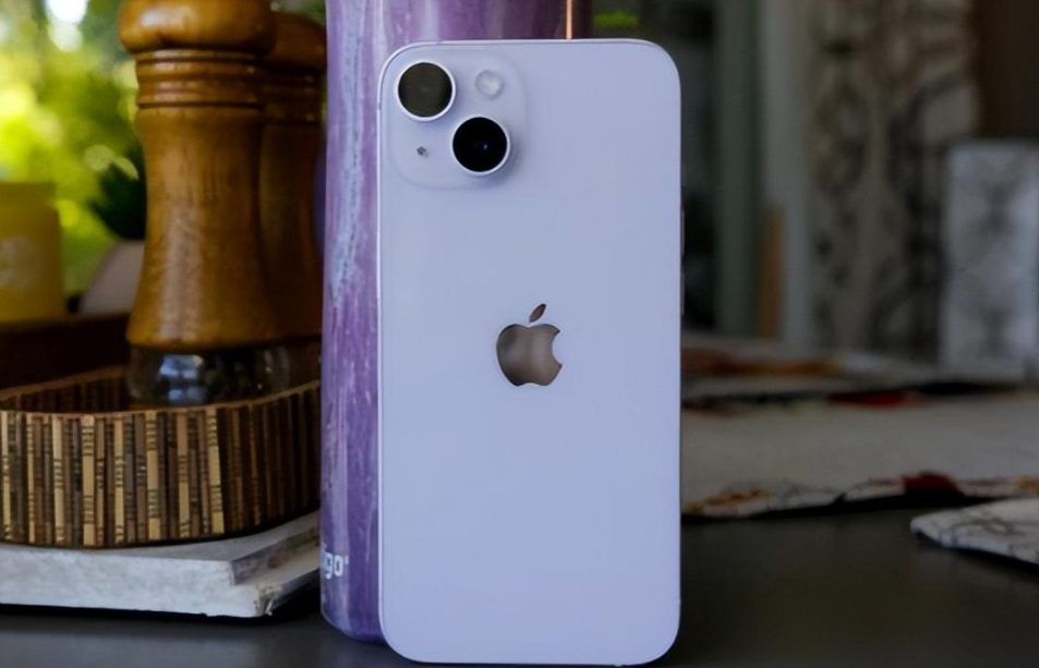 这款手机的配置依然很强,搭载苹果a15处理器