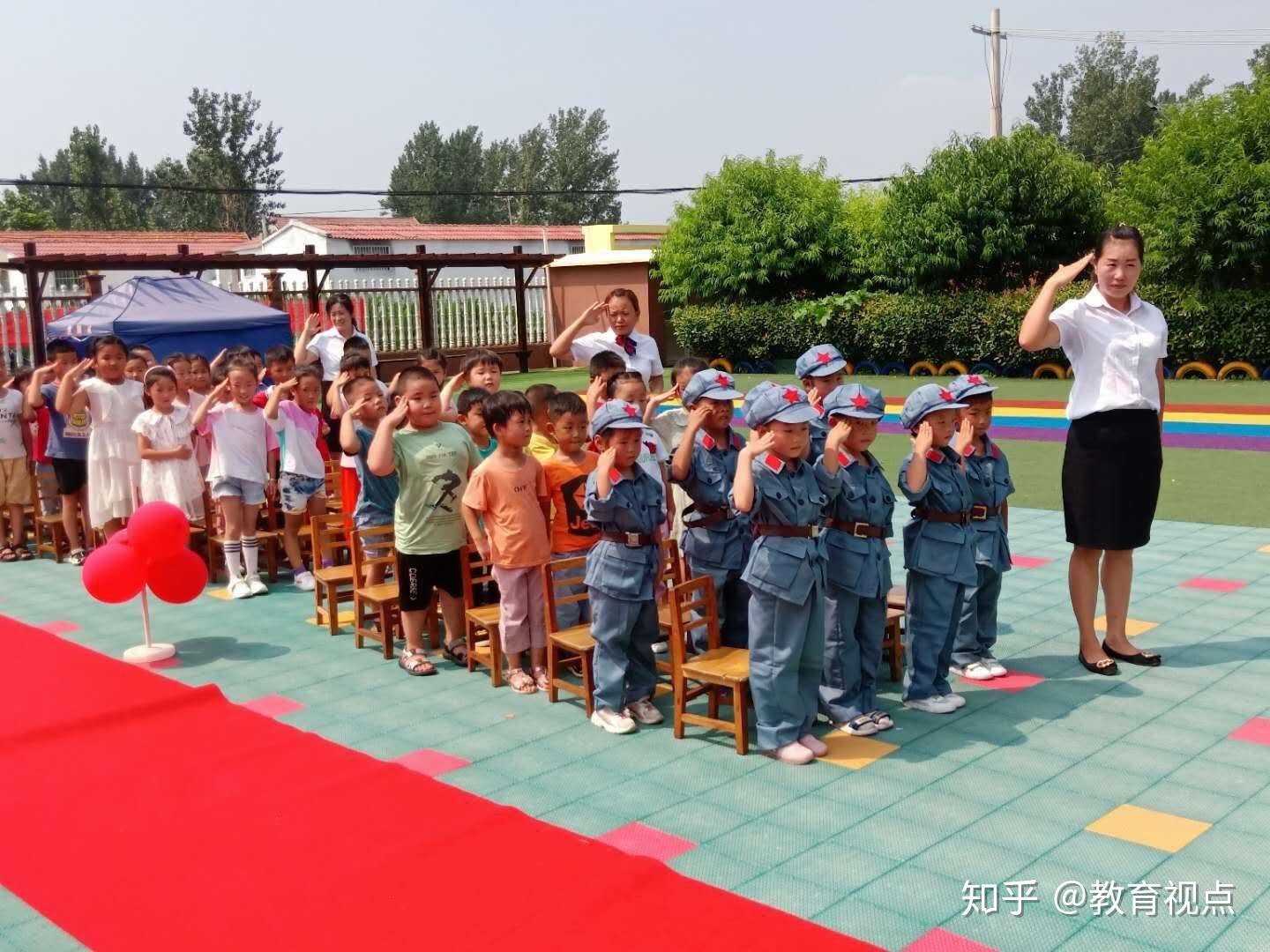 八一建軍節濟寧紅色搖籃幼兒園萌娃聽革命老兵講抗戰故事