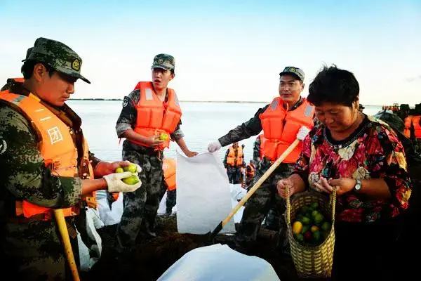 军民鱼水情抗洪现场的温馨画面