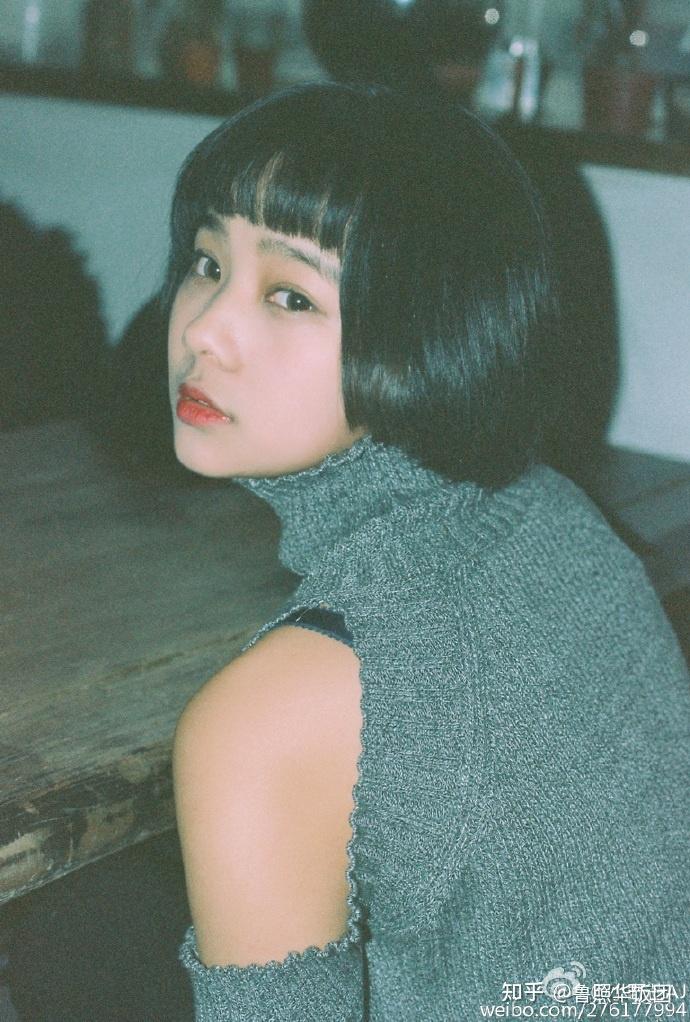 萝莉时期的鲁照华瓷娃娃面庞精致唇红齿白可爱又生动