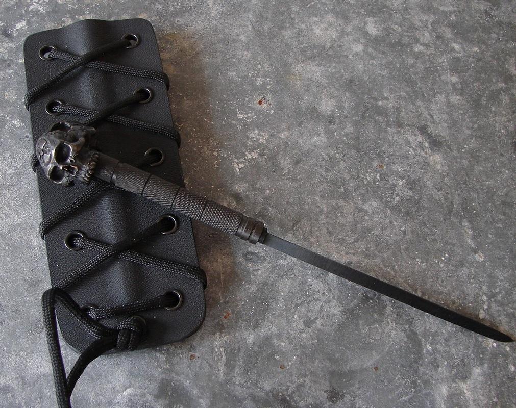 这是一个非常致命的s.o.e武器,有三个刀刃,匕首总长21.59厘米.