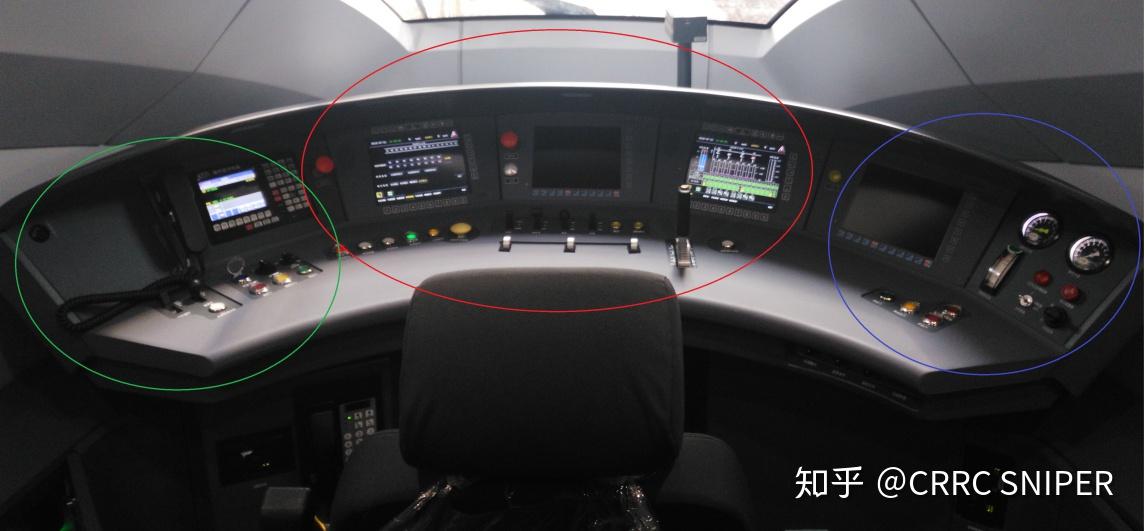 复兴号的司机操控台探秘