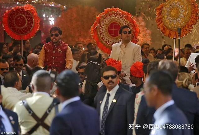 mukesh ambani的全家老少都出席了,由于婚礼是按照传统印度婚礼的方式