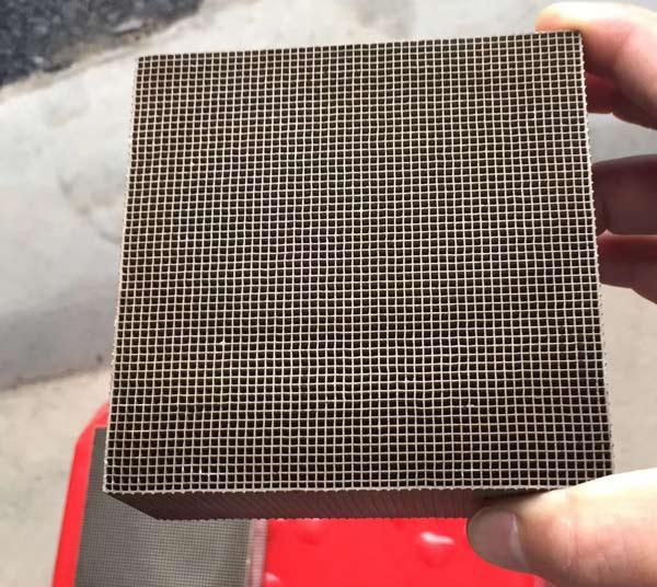 催化燃烧设备的催化剂是什么材料