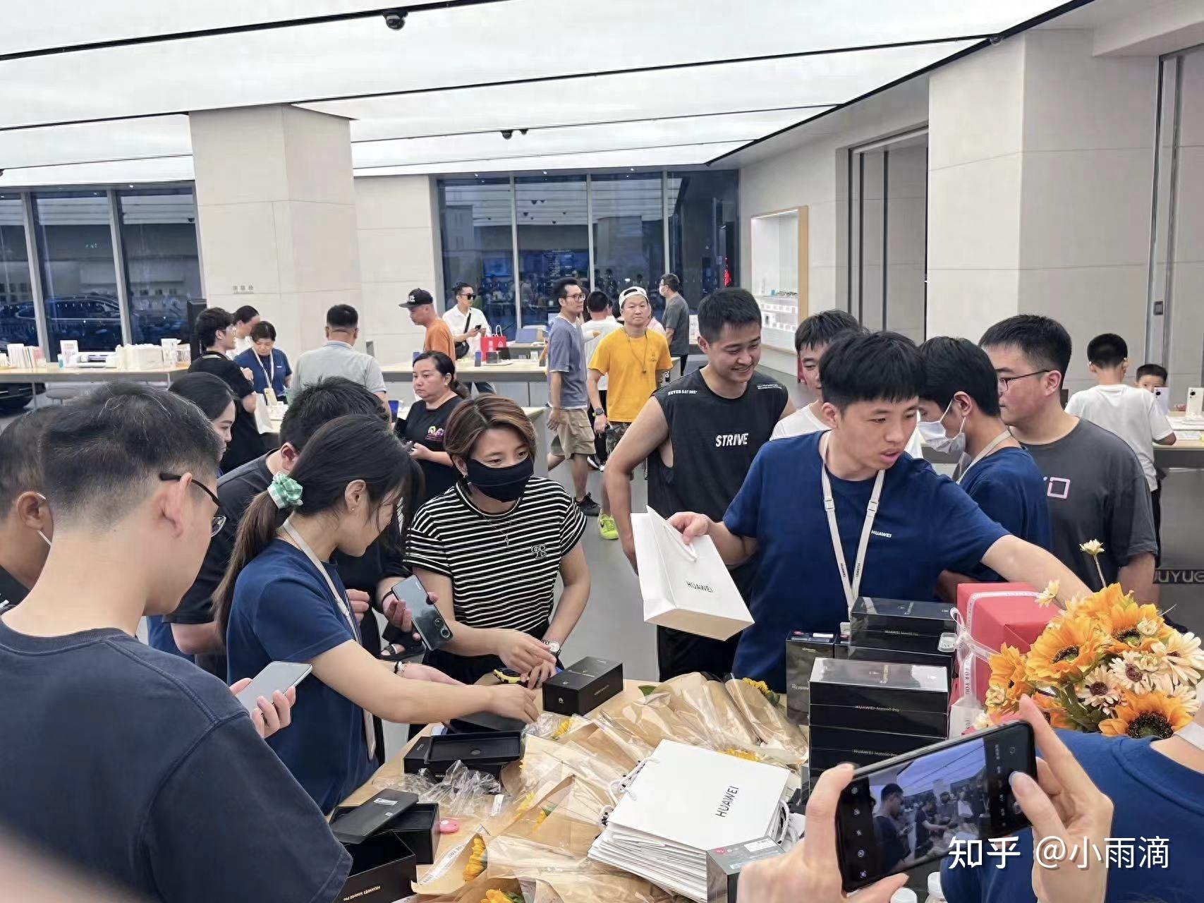 全国多地华为门店抢购mate60 pro,消费者排队取机,华为手机能否取代