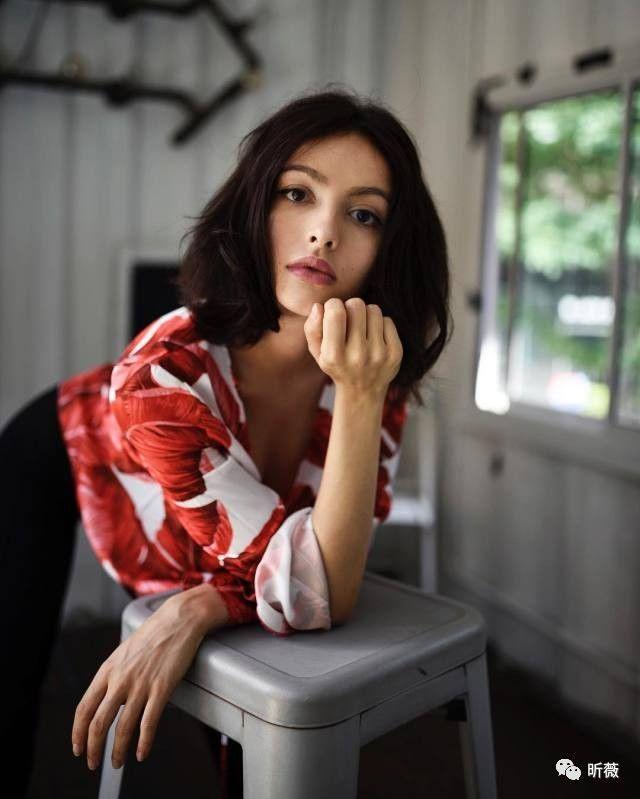 不仅模特事业风生水起,irene也正在筹划做自己的时装品牌,提倡简约