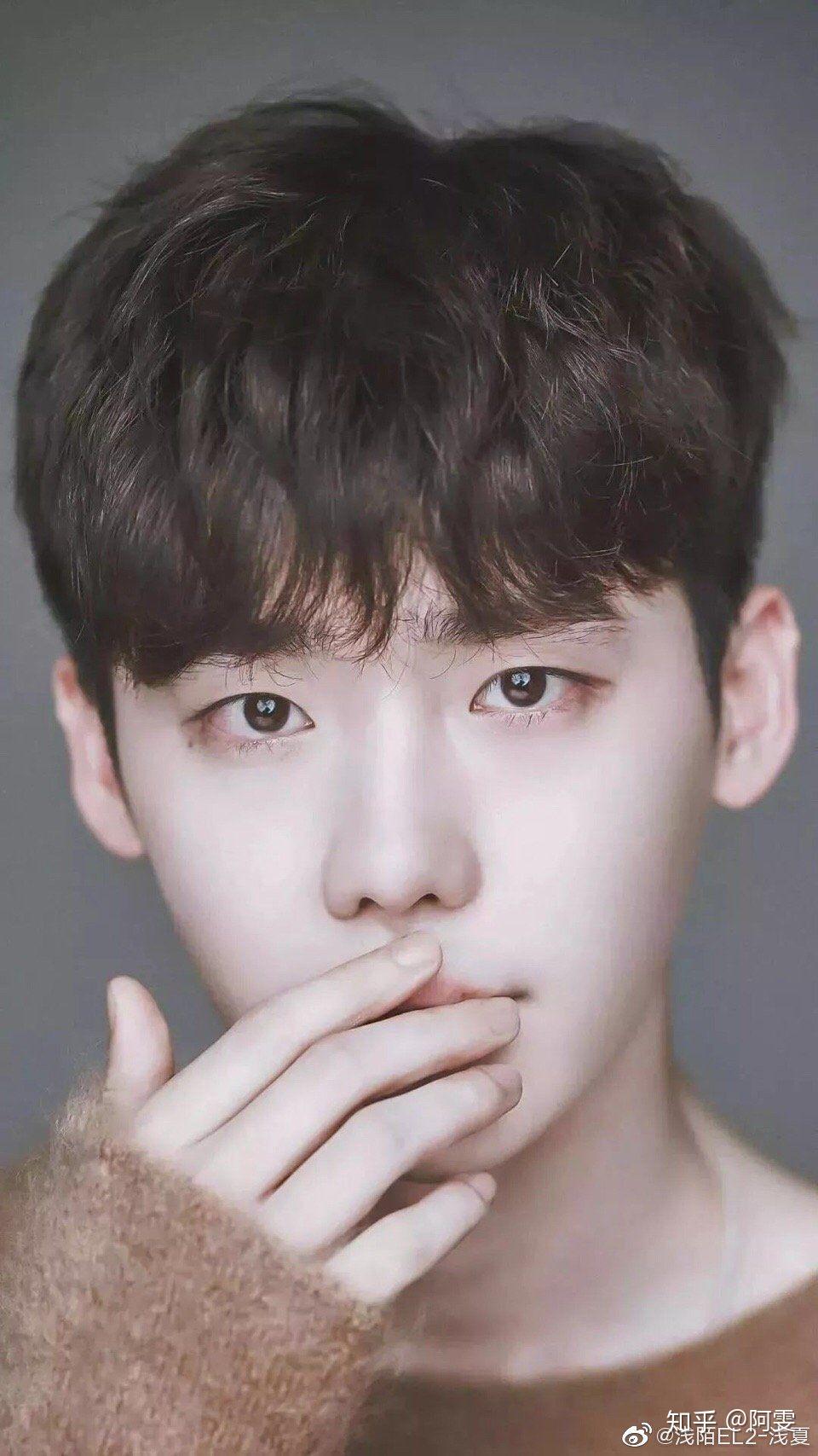 想找一个好看的男孩子照片当做壁纸各位有没有啊谢谢